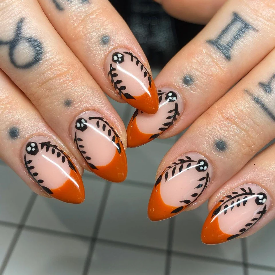 Leafy Skull French Tips	