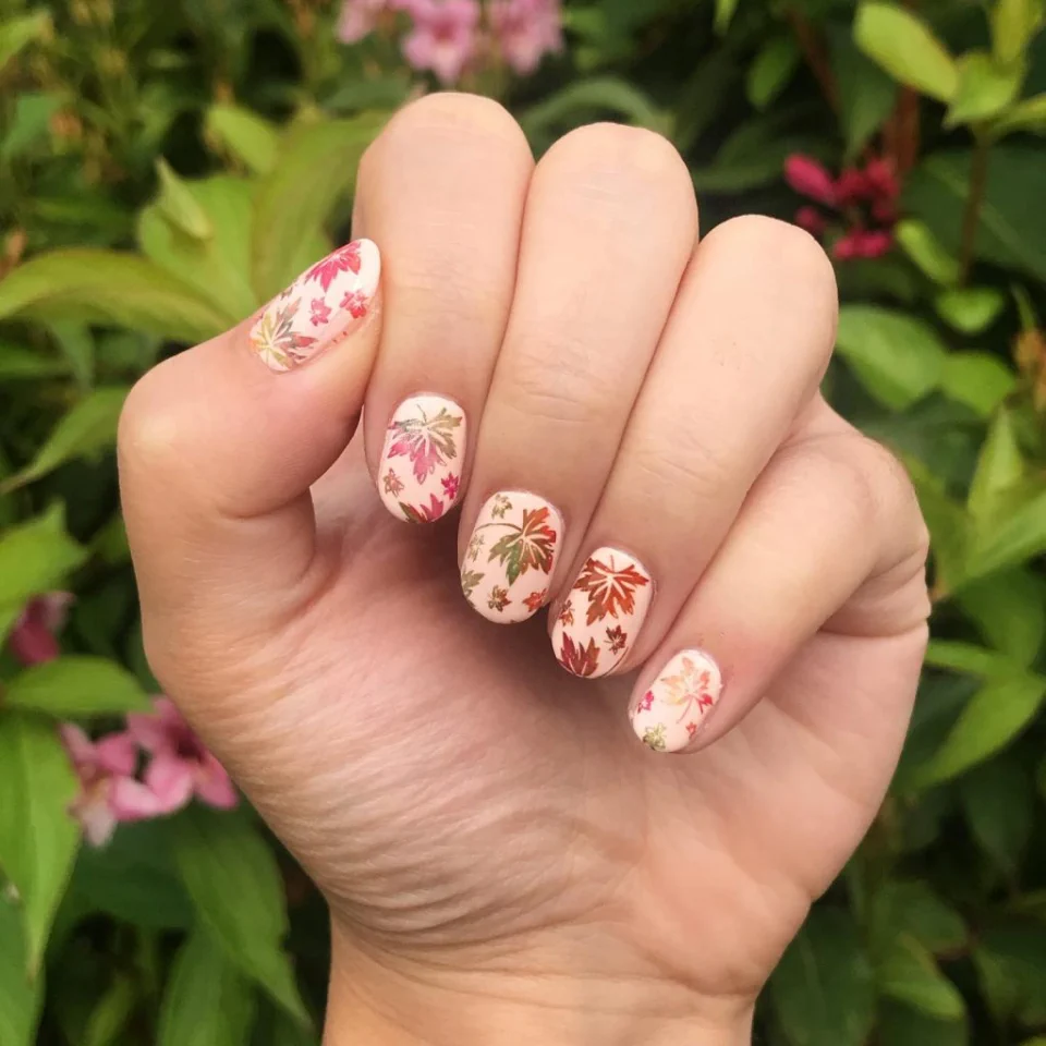 Adorable Fall Leaf Nails