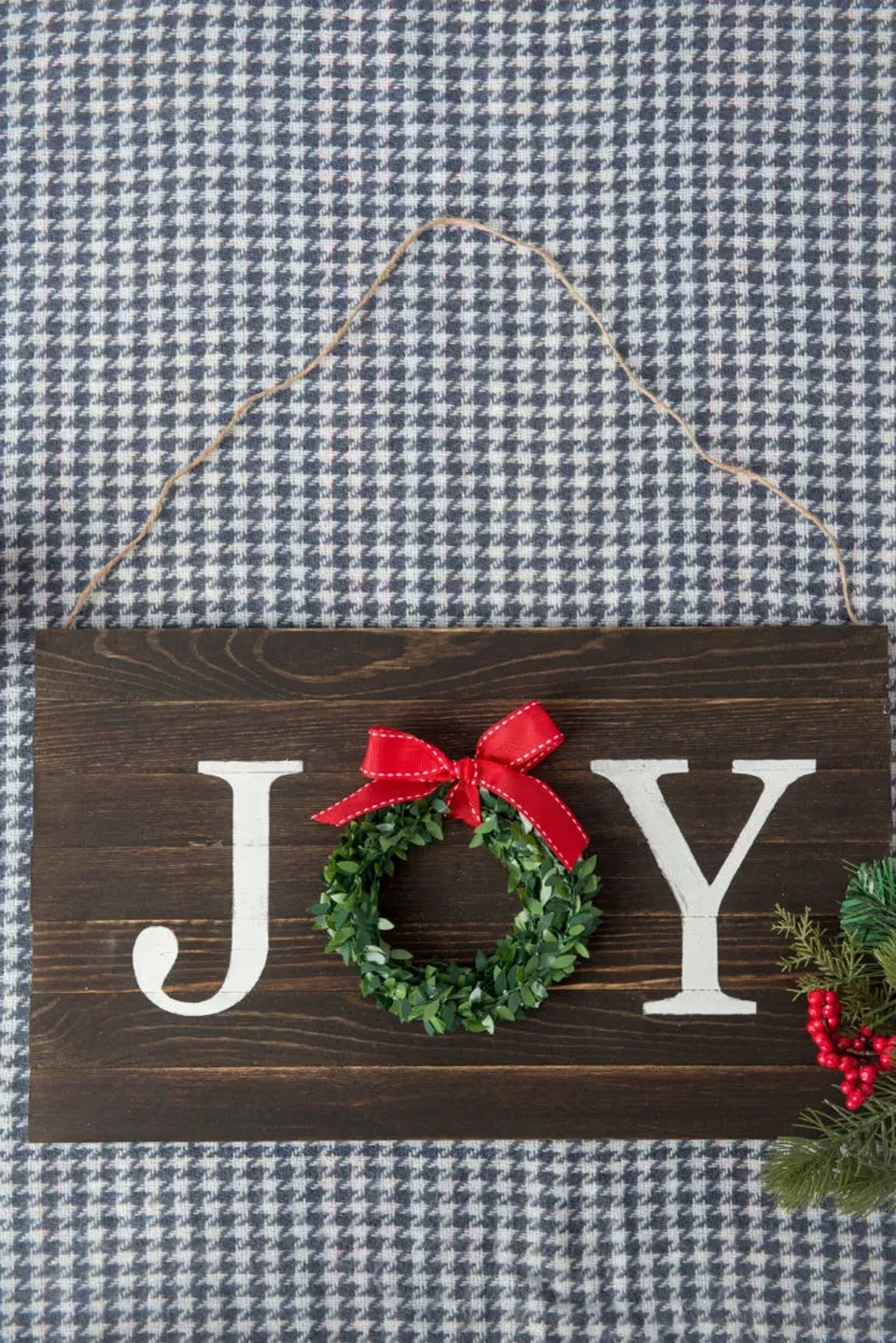 DIY Christmas Gifts 12 - DIY Joy Wood Sign