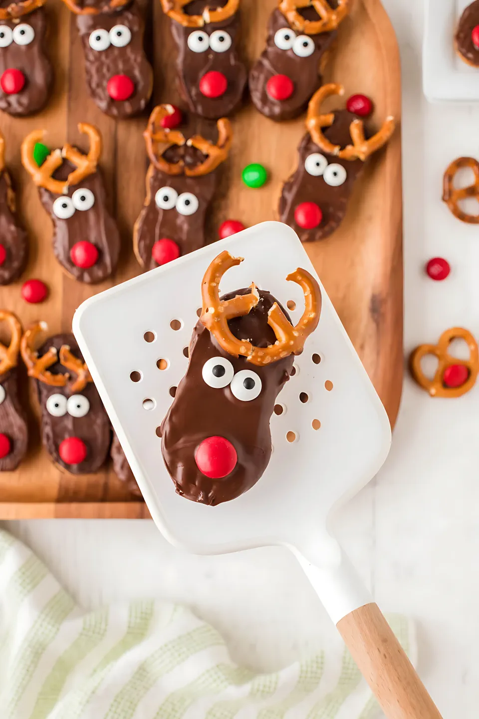 No Bake Christmas Treats 16 - Easy Reindeer Cookie Treats