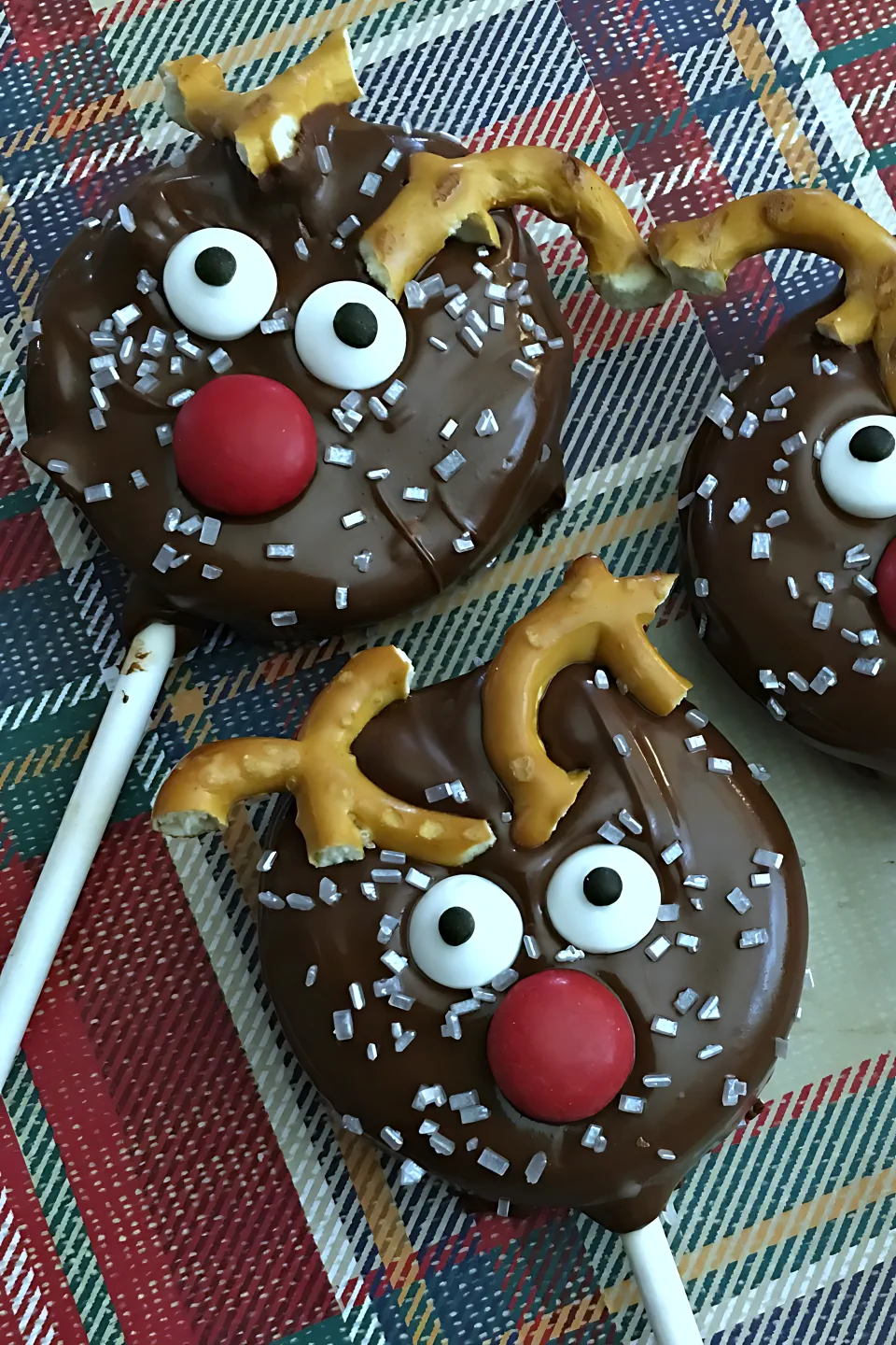 No Bake Christmas Treats 26 - Holiday Reindeer Oreo Pops Recipe